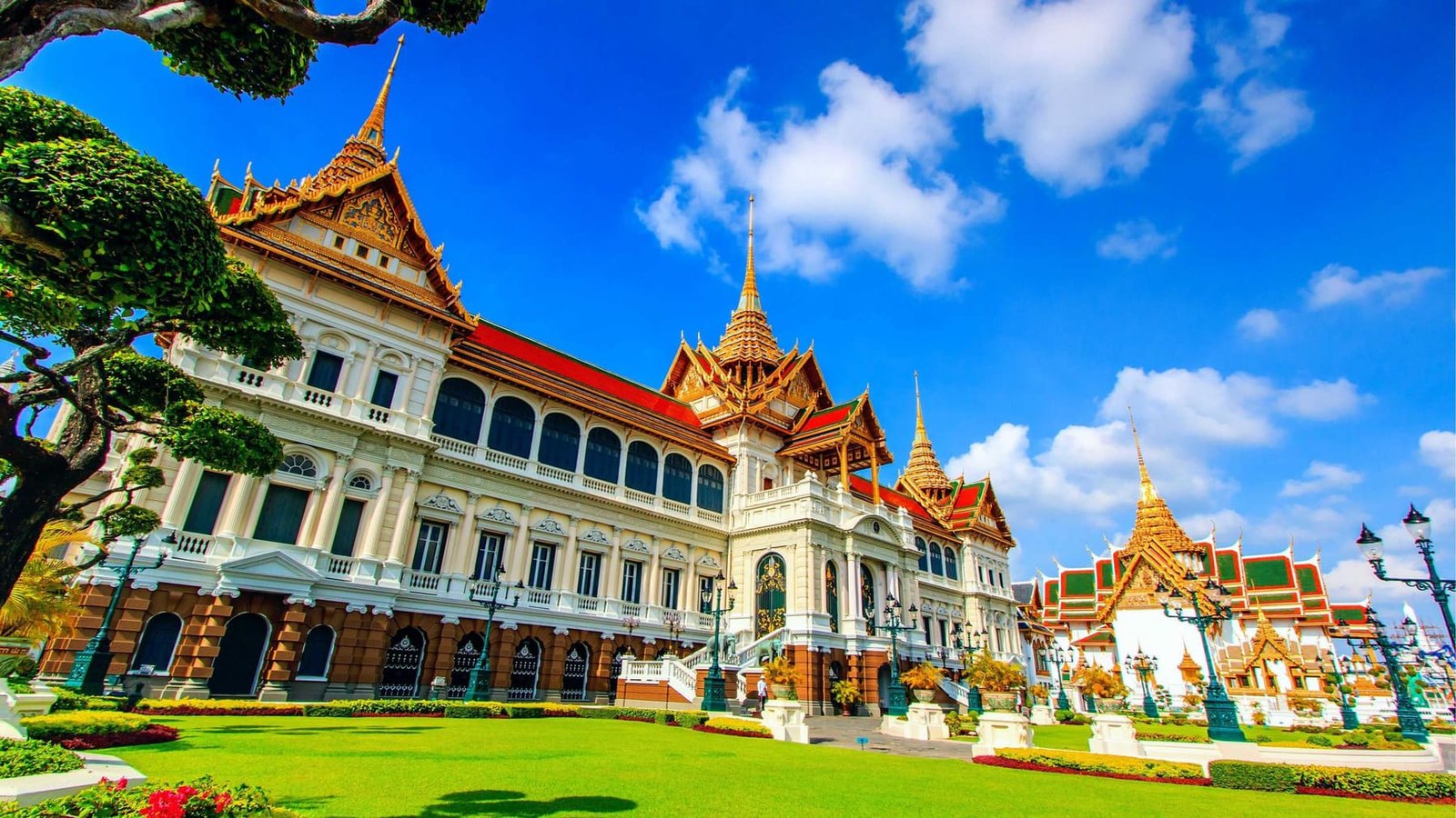 Dawn visit to the Grand Palace before the crowds