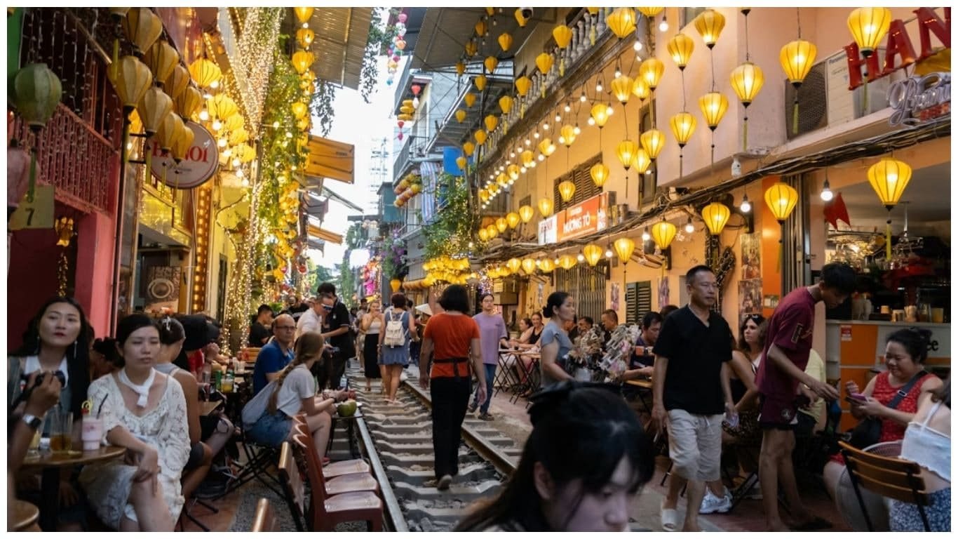 Street food tour through the atmospheric Old Quarter