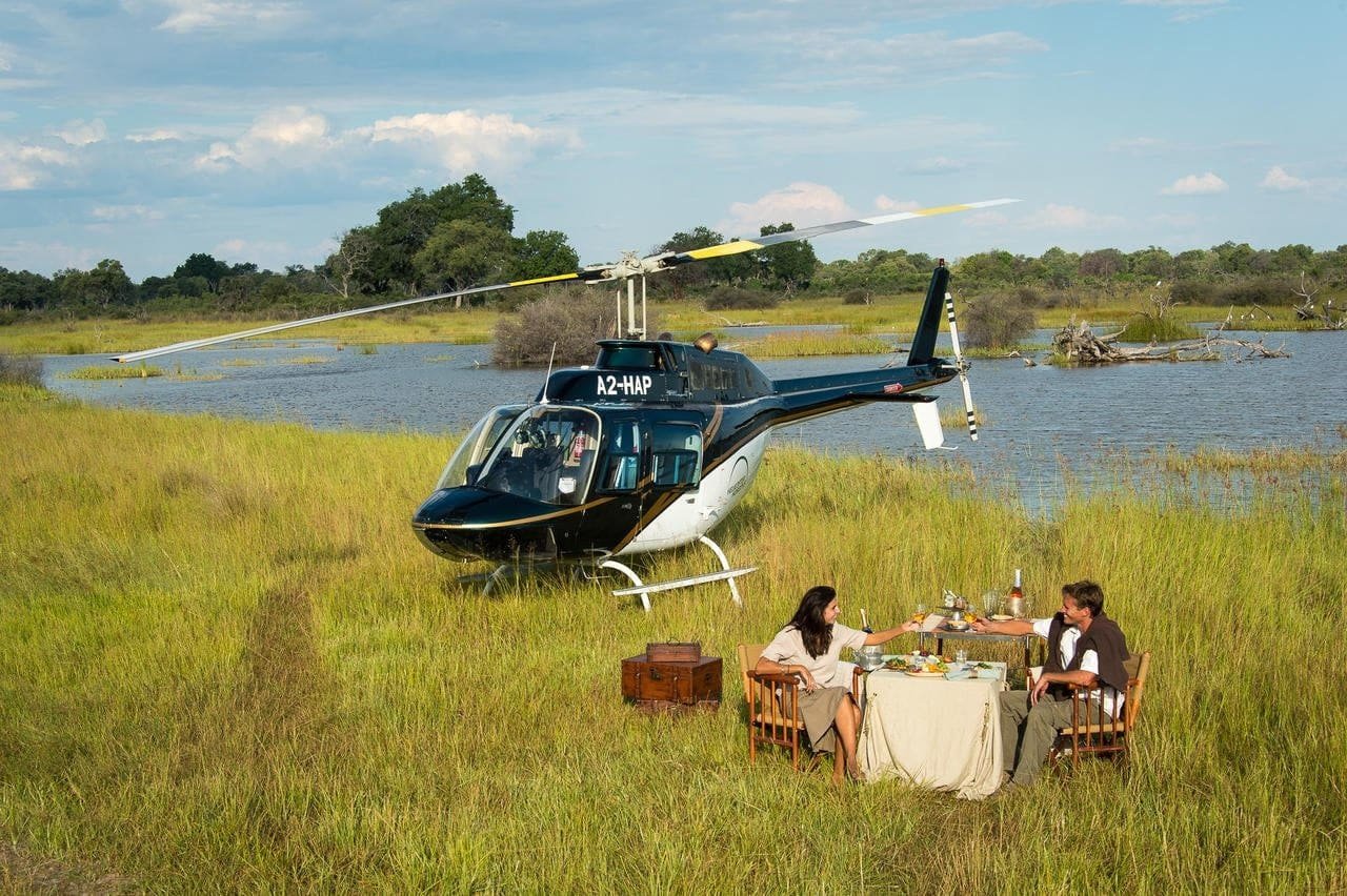 A bush breakfast beside the helicopter